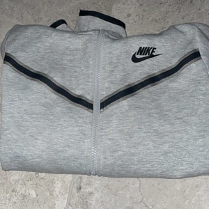 Nike teetch fleece  - Jag säljer min Nike teetch fleece för 800kr i storlek s. Den är både för tjejer och killar. Skriv om mer information😀 frakt 50 kr