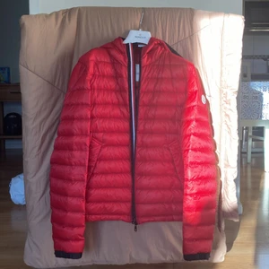 Röd Moncler Morvan Giubbotto - Säljer nu min fina moncler jacka för att jag vuxit ur den, köpt på moncler butiken i Stockholm. Modellen säljs inte längre och väldigt svår att få tag på. Kvitto och andra äkthetsbevis finns självklart. Köpt för 10600, hör av er vid frågor Storlek 2 som M