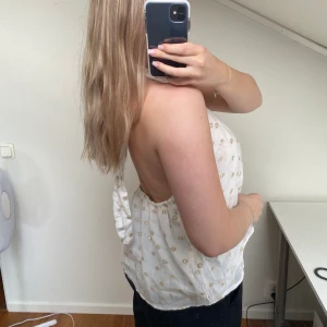 Söt topp med öppen rygg - Ett guld vitt prickig topp från Zara! Storleken är inte normalt en XL, jag brukar bära S/M och denna passar på mig☺️ helt ny, aldrig använd med prislapp kvar! 🫶