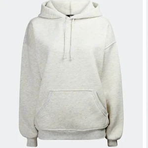 Bikbok hoodie  - Säljer en jätte fin grå hoodie ifrån bikbok. Säljer prågrund att jag inte tycker om hur den sitter på mig. Bilderna är från hemsidan men om ni kontaktar mig så kan jag skicka bättre bilder. Kan träffas och kan skicka paketet. Original pris 399kr