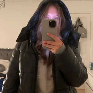 Skinn dunjacka från nakd - Säljer denna dunjacka i skinn ”imitation” från nakd i stl34 men skulle absolut säga att den passar en 36a oxå!! Har använt en vinter men den är i superfint skick💙 Hör gärna av er vid frågor!