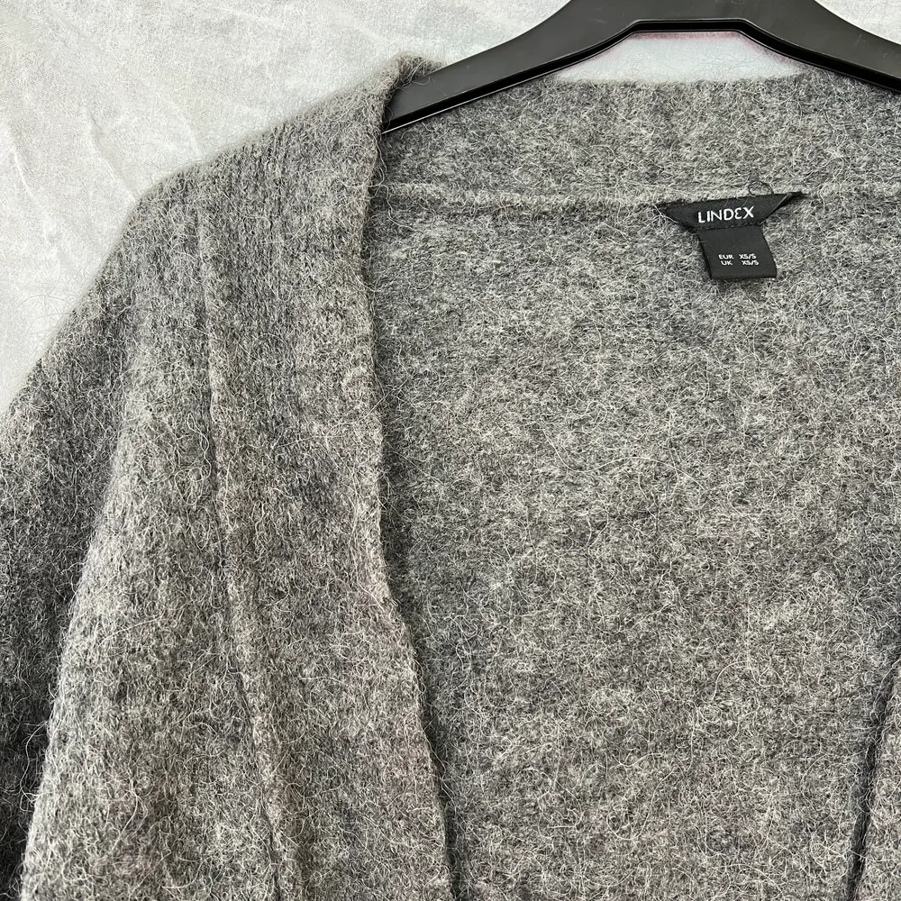 En ull tröja från Lindex. Använd fåtal gånger. Mörkare grå färg. Storlek XS-S. . Tröjor & Koftor.