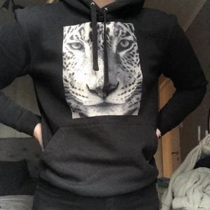 Hoddie - Hoddie från the cool elephant med tryck på. Som ny och endast använd ett fåtal gånger, storlek s men som en liten M. Köparen står för frakten💕