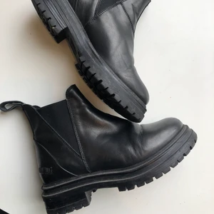 Skinnboots  - Världens finaste skinnboots från Johnny Bulls. Storlek 37. Inte använda mycket, har en liten slitning på ena tån, annars inga anmärkningar. Nypris: 2.300kr
