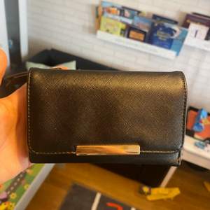 svart fin plånbok, helt ny och super användbar.