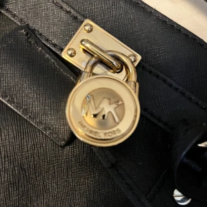 Michael Kors väska  - En fin liten svart väska som tyvärr inte kommer till användning! Axelband kommer med!