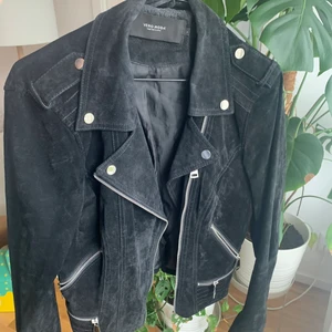 Svart mockajacka från vero Moda  - Jacka från vero Moda strl L, en mockajacka. Knappt använd då den var för liten. Den är mer en storlek M. Sjukt fin och fint skick! Nypriset är ca 900kr säljer för 180kr