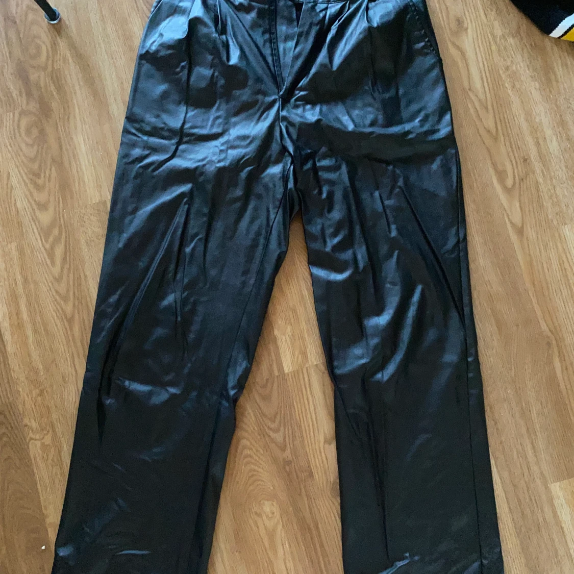 Raka baggy läderbyxor strl S - 91