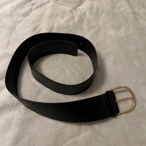 Skärp - Svart brett skärp från Nelly. Aldrig använt. Passar perfekt till en stickad klänning eller liknande. 