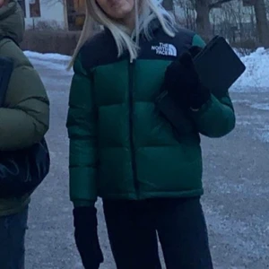 The north face jacka - En väldigt fin vinterjacka jag köpte förra året! Kom privat för frågor, den är äkta i modellen 700. 1200kr vid snabb affär eller buda🫶🏻🫶🏻💖