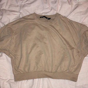 Cropped beige mellanärmad myströja!  - Nu till hösten är det perfekt med neutrala färger - som denna beiga tröjan från Etab! 