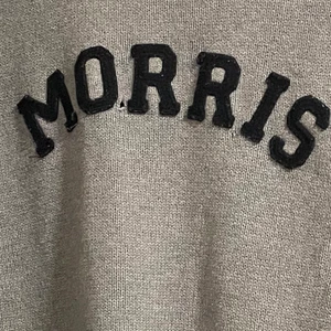 Morris  - Säljer en grå Morris Tröja  Size M Skick 8/10 Ett litet hål (se bild 1) mellan o-r 