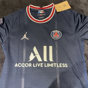 Psg - Helt ny tröja men för liten för mig allting finns med