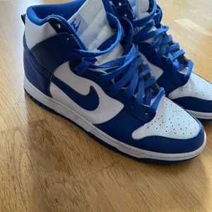 Nike dunk high ’game royal’ - Säljer dessa dunks som knappt är använda, köptes förra året från sole plus. Ny pris 3000kr