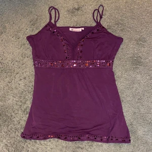 Fint linne - Fint linne. Lilla med dekoration. Säljer för ja ej använder längre. Storlek L men ja hade de som är XS o de gick fint (satt lite mer baggy då) . Köparen står för frakt 💕