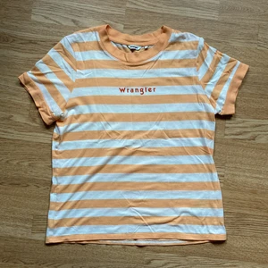 wrangler t-shirt - nice wrangler t-shirt köpt på carlings för ett tag sen. storlek xs. använd men har inga defekter. möter upp i stockholm, annars står köparen för frakten