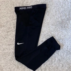 Nike PRO tights  - Säljer mina Nike PRO tights i storlek XS som knappt är använda pga att dem är för små för mig. Tveka inte att höra av dig ifall du är intresserad💗