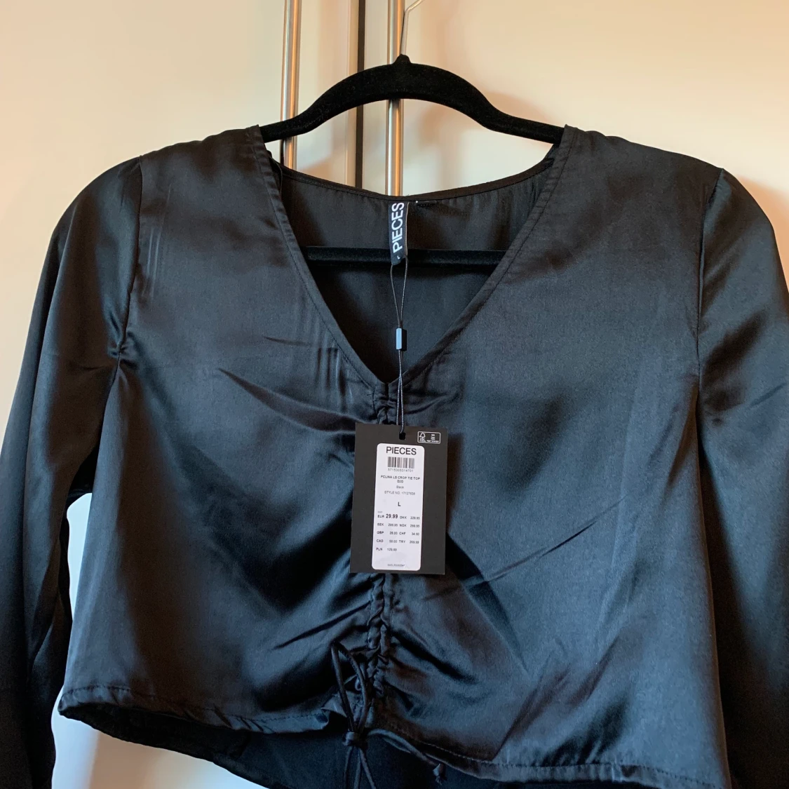 Super fin topp i satin från Pieces😍 - 90