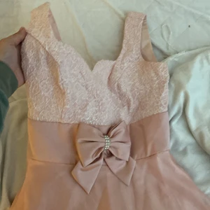 Balklänning Roberta - Passar typ s/ xs. Står strl 3/4. Är relativt gammal, jag aldrig använt den. Är bra skick, 1/2 trådar som hänger där nere men man kan ba klippa av dem, så små dem är.