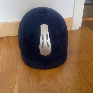 Blå ridhjälm använd ett par gånger storleken xs - Har använt hjälmen ett bar gånger och sen har hållt ganska så långe och du kan reglera den där bak