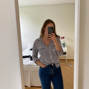 Randig skjorta Zara - Blårandig skjorta från zara i fint skick