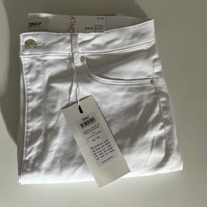 Vita jeans från only storlek XL  - Ett par högmidjade vita jeans från Only i modellen Royal skinny. Aldrig använda, alla lappar kvar. Väldigt stretchiga.  Storlek: XL, längd 30 Nypris: 349kr  Pris: 150kr  Köparen står för frakt, kan skickas med spårbar frakt.