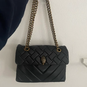 Kurt geiger väska  - Säljer nu min Kurt geiger väska då jag planerar att köpa en ny, köpte den för några månader sen och tyvärr har den lyckats få en del små skador(se bilder) därav priset💘skriv för frågor!