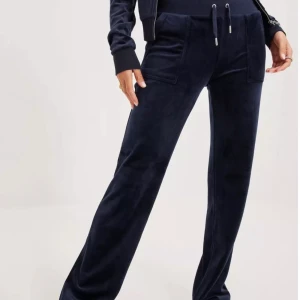 Marin blåa juicy byxor  - Testar att lägga ut mina blåa juicy byxor om någon är intresserad. Skriv till mig om ni vill köpa dom. Pris kan diskuteras ❤️(nypris:1100kr)