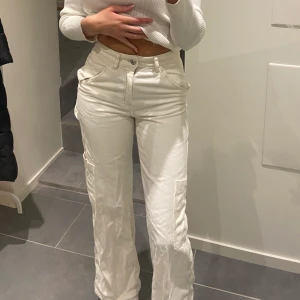 Cargo byxor - Vit/beiga cargo byxor, jag är cirka 1.70 lång🤍