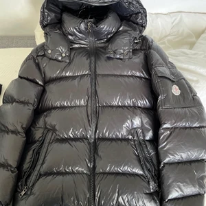 Moncler  - Moncler maya storlek 3 som motsvarar storlek M men passar även S