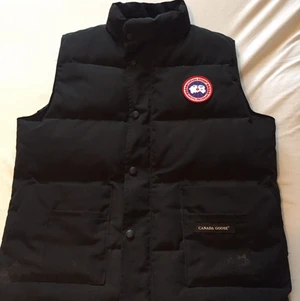 Canada Goose Väst storlek S - Hej säljer min Canada Goose väst då den är för liten, inga hål osv i den. Storlek S 800kr
