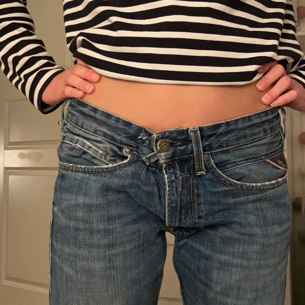 Säljer dessa blåa lågmidjade jeans från Replay. De är lite långa i benen för mig som är 168 cm också lite stora i midjan för en XS/S. (Jag har använt jeansen på sättet som visas på sista bilden). . Jeans & Byxor.