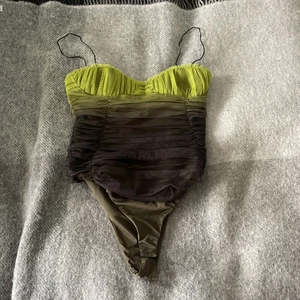 Green Ombre Top - Säljer denna söta gröna ombre bodysuit från Zara.