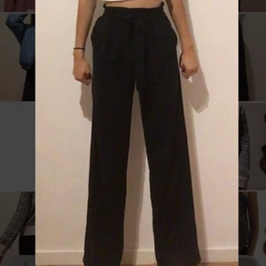 Svart kostymbyxa - Svart mycket bekväm kostymbyxa från bikbok. Band i midjan. Jag är 170cm lång och de går ned till fotknölarna. 