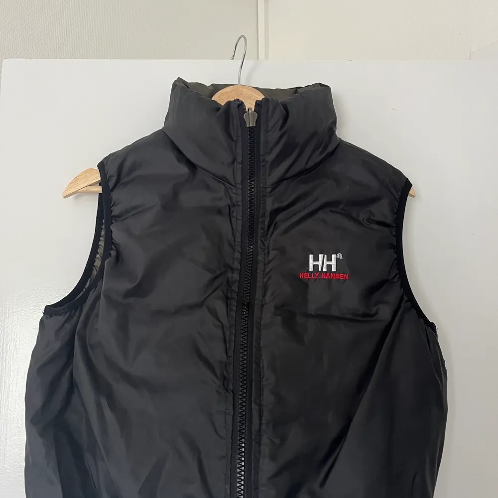 Superfin dunväst från Helly Hansen i strl M! Den går att vända utochin och är därför antingen militärgrön eller svart - så najs!!🫶🏼 Är något liten i storleken. Pris är exkl frakt!!💌 Kom gärna med egna bud! Nypris ca 1500kr. . Takit.