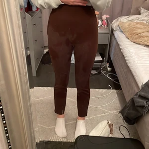 GinaTricot kostym byxor - Säljer dessa byxor då dom är för små. Skönt material och använda en gång. 