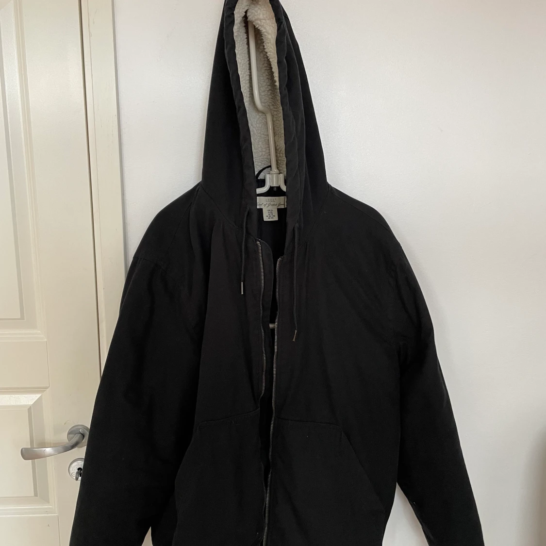 Svart jacka med fodrad luva  - 90