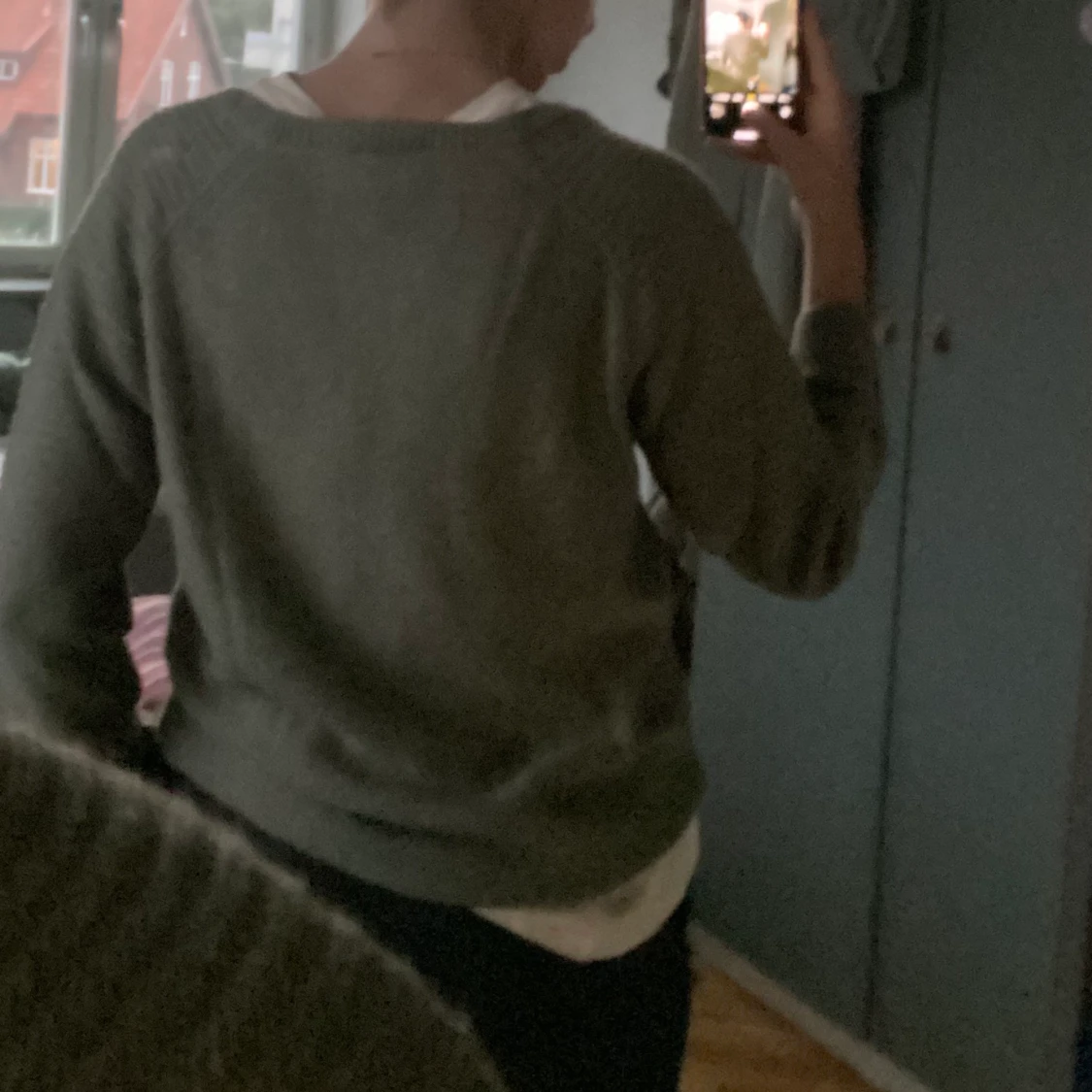 Sage green stickad tröja med knapppar - 90