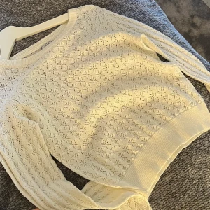Vit stickad tröja 💘 - Fin tröja från en butik i frankrike💘Fint skick!
