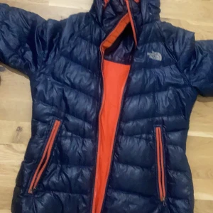 north face jacka - Säljer den hör jacka som jag har använd, i bra skick men inte ny skick. Jätte skön och bra nu i hösten när det regnar mycket, priset går att diskuteras.❤️