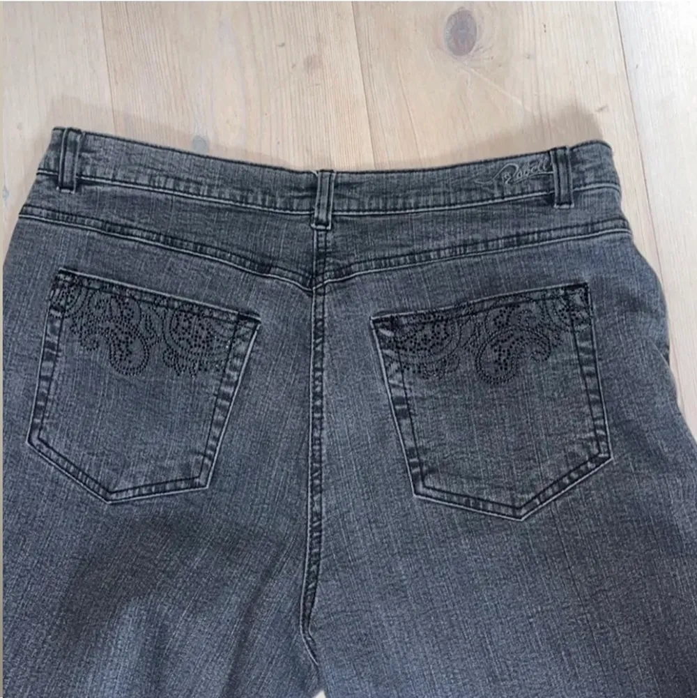 Tjena! Säljer ett par rikigt feta vintage byxor med rhinestone på backfickorna. Säljer då dem var förlånga. . Jeans & Byxor.
