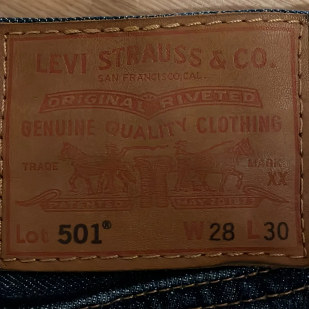 Hej jag säljer mina Levis 501 straight leg jeans för att du är för små köpte de för ett halv år sedan de har inga speciella skador. Skriv gärna om du är intresserad eller vill ha mera bilder. Köparen står för frakten📦. Jeans & Byxor.