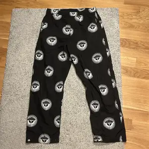 Hej säljer mina Helas Pyjamax Pant Black byxor för de är förstora de är ganska tunna och luftiga de har inga skador och köpta från junkyard. Skriv gärna om du har några frågor . Köparen står för frakten📦