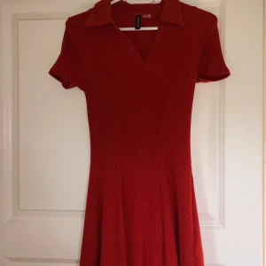 Klänning - Jättefin klänning som sitter tight i midjan och går ut på sidorna, kan skicka fler bilder om ni skriver privat! 