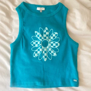 Pull & Bear linne - Linne från Pull & Bear i fint skick. Nyskick. Fint tryck med blomma på! Blå/grön i färgen. Stl L men krympt i tvätten till ca S. 