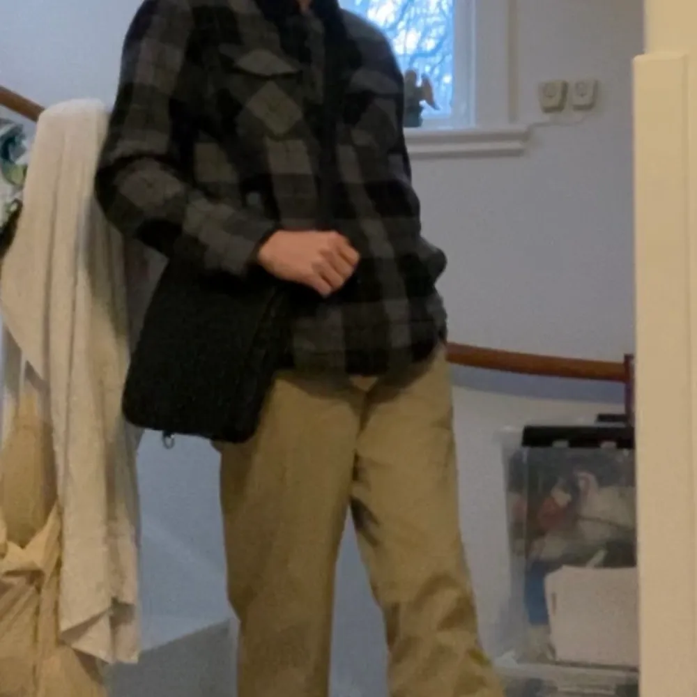 Skitsnygg och i väldigt bra skick, lite oversized så passar också om du har L i storlek.  Varm och nice på vintern om man har en hoodie under typ. Perfekt jacka till hösten annars!  Kan tänka mig sänka priset om nån kan köpa snabbt eller hämta upp snabbt!. Jackor.