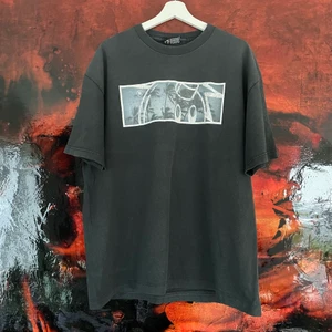 The Hundreds Tshirt - 🌊The Hundreds Tshirt                                                       💥Storlek L/XL                                                         Följ @nittio1 på Instagram för giveaways, updates och exklusiva drop ☝🏼