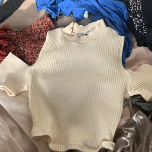  zara Topp -  säljer min jättefina Zara topp med cut out vid axlarna super nice nu till hösten och på kvällarna säljer på grund av att den inte kommit till användning och inga defekter och andlig använts 