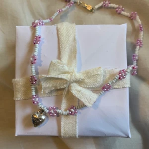 Pärlhalsband  - Jättefint pärhalsband som jag gjort skälv. 49kr ☆ .ೃ࿔*:･★ Har dock inte ett till sånt hjärta så bara första köparen får med hjärta ☆ 