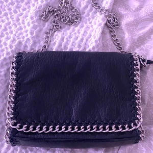 Tiamo väska - kommer inte till användning, inga synliga missfärgningar på kedjan☺️kan användas som båda crossbody och runt axeln🫶🏼 sista bilden är lånad💕(direkt pris: 350kr)frakt tillkommer
